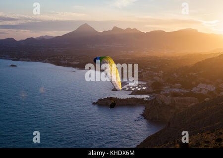 Parapendio a Morro de Toix vicino a Calpe, Alicante, Costa Blanca, Spagna Foto Stock