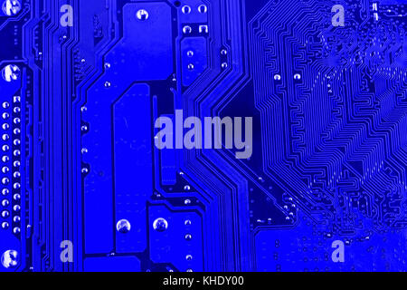 Tracce conduttive sulla scheda madre della scheda a circuito stampato vicino macro. Foto Stock