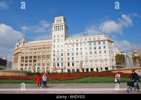 La gente a piedi in Placa de Catalunya di Barcellona, in Spagna il 1 novembre 2017. il flagship store del brand di abbigliamento desigual è in background. Foto Stock