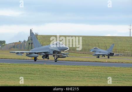La UKs Eurofighter Typhoon a propulsori twin Canard-ala delta fast jet da combattimento di cui alcuni sono a base di RAF lLossiemoputh in NE la Scozia.