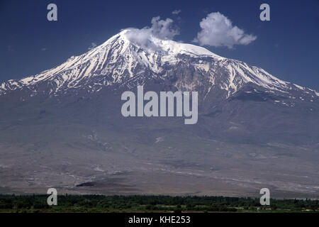 Monte Ararat, 5,137 m, vetta più alta della Turchia, vista dal monastero Khor Virap, Armenia Foto Stock