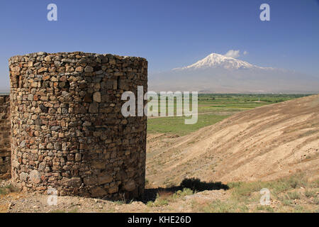 Monte Ararat, 5,137 m, vetta più alta della Turchia, vista dal monastero Khor Virap, Armenia Foto Stock