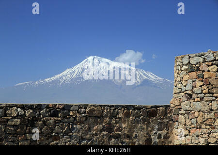 Monte Ararat, 5,137 m, vetta più alta della Turchia, vista dal monastero Khor Virap, Armenia Foto Stock