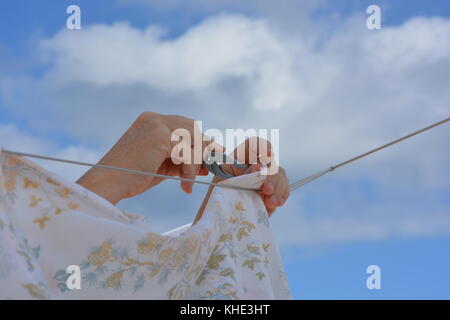 Servizio lavanderia giorno. appendere fuori del lavaggio su una linea di abbigliamento outdoor. Foto Stock