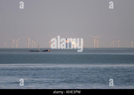 Naviga attraverso la Kentish Flats Offshore Wind Farm con Mulberry Harbour nell'estuario del Tamigi Foto Stock