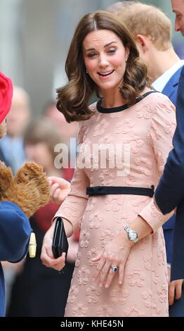 Il Duca di Cambridge e il Principe Harry si uniscono ai bambini delle organizzazioni benefiche che sostengono a bordo del treno Belmond British Pullman alla stazione di Paddington. L'evento è ospitato da STUDIOCANAL, con il supporto di BAFTA attraverso il suo programma BAFTA Kids, e prima di imbarcarsi nelle loro Royal Highlands incontrerà il cast e la troupe del prossimo film PADDINGTON 2. Con: Prince William, Catherine, Duchessa di Cambridge, Kate Middleton dove: Londra, Regno Unito quando: 16 ottobre 2017 Credit: John Rainford/WENN.com Foto Stock