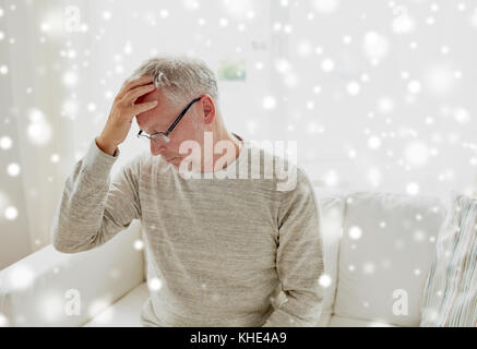 Senior l uomo che soffre di mal di testa a casa Foto Stock