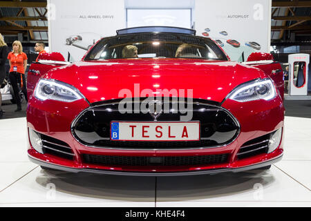 BRUXELLES - 12 GENNAIO 2016: Auto elettrica Tesla Model S presentata al Salone dell'automobile di Bruxelles. Foto Stock