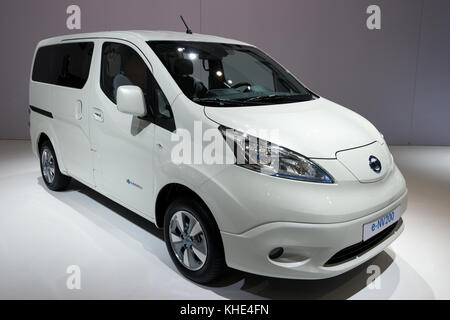 BRUXELLES - 12 GENNAIO 2016: Nuovo MPV elettrico Nissan e-NV200 presentato al Salone dell'automobile di Bruxelles. Foto Stock