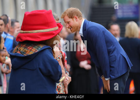 Il Duca di Cambridge e il Principe Harry si uniscono ai bambini delle organizzazioni benefiche che sostengono a bordo del treno Belmond British Pullman alla stazione di Paddington. L'evento è ospitato da STUDIOCANAL, con il supporto di BAFTA attraverso il suo programma BAFTA Kids, e prima di imbarcarsi nelle loro Royal Highlands incontrerà il cast e la troupe del prossimo film PADDINGTON 2. Con: Prince Harry dove: Londra, Regno Unito quando: 16 ottobre 2017 credito: John Rainford/WENN.com Foto Stock