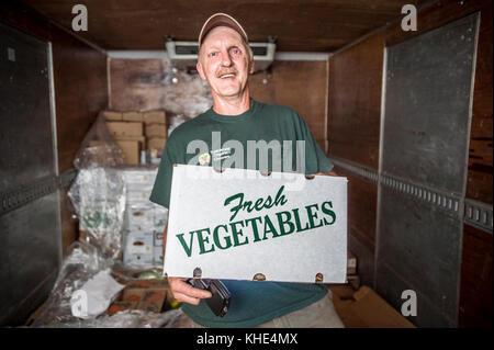 Il driver dei coltivatori biologici di Tuscarora (TOG) Ray Smith si trova nel mezzo di un pallet di verdure biologiche fresche e di organizzare gli ordini dei singoli clienti su pallet adiacenti, mentre a Washington, D.C, martedì 2 agosto 2016. Il personale DI TOG, composto da 4 dipendenti a tempo pieno e fino a 18 dipendenti a tempo parziale, garantisce che ogni azienda riceva il 70-75% della vendita dei propri prodotti. Il saldo viene utilizzato per gestire la cooperativa e per effettuare consegne ai suoi mercati nell'area metropolitana di Baltimora-Washington. A partire dal 1988, Tuscarora conta attualmente 50 produttori-soci e genera circa 3.5 milioni di dollari in vendita annuale Foto Stock