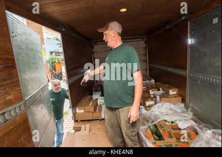 I conducenti dei coltivatori organici di Tuscarora (TOG) Ray Smith e James Hall consegnano un ordine di produzione alla Timber Pizza Company nell'area metropolitana di Washington, D.C., martedì 2 agosto 2016. Il personale DI TOG, composto da 4 dipendenti a tempo pieno e fino a 18 dipendenti a tempo parziale, garantisce che ogni azienda riceva il 70-75% della vendita dei propri prodotti. Il saldo viene utilizzato per gestire la cooperativa e per effettuare consegne ai suoi mercati nell'area metropolitana di Baltimora-Washington. A partire dal 1988, Tuscarora conta attualmente 50 produttori-membri e genera circa 3.5 milioni di dollari di vendite annue. Le aziende agricole dei membri hanno una media di 5-15 acri, con la loro Foto Stock