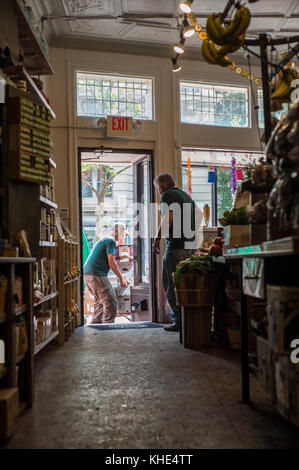 I conducenti dei coltivatori organici di Tuscarora (TOG) Ray Smith e James Hall trasportano i prodotti organici ad ogni mercato di Peach nel Washington, D.C., il martedì 2 agosto 2016. Ogni Peach Market, fondato nel 2013, è un negozio di alimentari a servizio completo che fornisce prodotti, latticini, uova fresche, carne, birra e vino, cibi preparati e molto altro. Il personale è pronto e in grado di raccontare come e dove provengono i cibi e suggerire come preparare i pasti. Jeanelouise Conaway e Emily Freidberg hanno co-proprietario il mercato per, come dicono "…condividere il nostro amore per il buon cibo e lo spirito culinario fai da te con la nostra comunità". Sono dotati di uomo Foto Stock