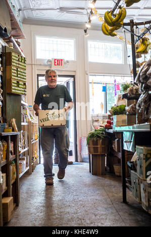 Il driver James Hall dei coltivatori organici di Tuscarora (TOG) consegna i prodotti organici ad ogni mercato di Peach nel Washington, D.C., il 2 agosto 2016. Ogni Peach Market, fondato nel 2013, è un negozio di alimentari a servizio completo che fornisce prodotti, latticini, uova fresche, carne, birra e vino, cibi preparati e molto altro. Il personale è pronto e in grado di raccontare come e dove provengono i cibi e suggerire come preparare i pasti. Jeanelouise Conaway e Emily Freidberg hanno co-proprietario il mercato per, come dicono "…condividere il nostro amore per il buon cibo e lo spirito culinario fai da te con la nostra comunità". Sono caratterizzati da molti grandi p locali Foto Stock