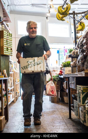 Il driver James Hall dei coltivatori organici di Tuscarora (TOG) consegna i prodotti organici ad ogni mercato di Peach nel Washington, D.C., il 2 agosto 2016. Ogni Peach Market, fondato nel 2013, è un negozio di alimentari a servizio completo che fornisce prodotti, latticini, uova fresche, carne, birra e vino, cibi preparati e molto altro. Il personale è pronto e in grado di raccontare come e dove provengono i cibi e suggerire come preparare i pasti. Jeanelouise Conaway e Emily Freidberg hanno co-proprietario il mercato per, come dicono "…condividere il nostro amore per il buon cibo e lo spirito culinario fai da te con la nostra comunità". Sono caratterizzati da molti grandi p locali Foto Stock