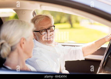 Felice coppia senior guida in macchina Foto Stock