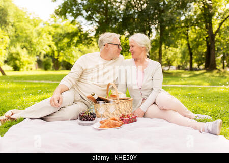 Felice coppia senior avente picnic al parco di estate Foto Stock