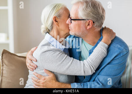 Close up di felice coppia senior costeggiata a casa Foto Stock