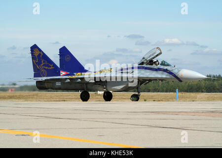 Kecskemet, Ungheria - 17 ago 2008: ungherese air force mig-29 fulcro jet da combattimento di rullaggio per la pista. Foto Stock