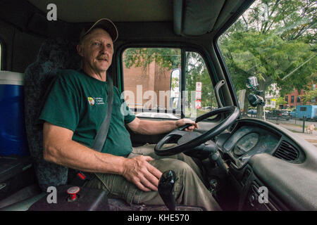 Tuscarora Organic Growers (TOG) driver Ray Smith offrire prodotti biologici a Washington D.C., martedì 2 agosto 2016. Foto Stock