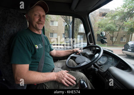 Tuscarora Organic Growers (TOG) driver Ray Smith offrire prodotti biologici a Washington D.C., martedì 2 agosto 2016. Foto Stock