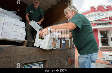 I conducenti dei coltivatori biologici di Tuscarora (TOG) Ray Smith (con CAP) e James Hall consegnano prodotti biologici ad ogni mercato di Peach a Washington, D.C., martedì 2 agosto 2016. Ogni Peach Market, fondato nel 2013, è un negozio di alimentari a servizio completo che fornisce prodotti, latticini, uova fresche, carne, birra e vino, cibi preparati e altro ancora a Washington, D.C., martedì 2 agosto 2016. Il personale è pronto e in grado di raccontare come e dove provengono i cibi e suggerire come preparare i pasti. Jeanelouise Conaway e Emily Freidberg co-possiedono il mercato, come dicono "…condividere il nostro amore per il buon cibo e il DI Foto Stock