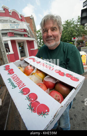 I conducenti dei coltivatori biologici di Tuscarora (TOG) Ray Smith (con CAP) e James Hall consegnano prodotti biologici ad ogni mercato di Peach a Washington, D.C., martedì 2 agosto 2016. Ogni Peach Market, fondato nel 2013, è un negozio di alimentari a servizio completo che fornisce prodotti, latticini, uova fresche, carne, birra e vino, cibi preparati e altro ancora a Washington, D.C., martedì 2 agosto 2016. Il personale è pronto e in grado di raccontare come e dove provengono i cibi e suggerire come preparare i pasti. Jeanelouise Conaway e Emily Freidberg co-possiedono il mercato, come dicono "…condividere il nostro amore per il buon cibo e il DI Foto Stock