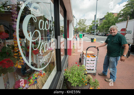 I conducenti dei coltivatori biologici di Tuscarora (TOG) Ray Smith (con CAP) e James Hall consegnano prodotti biologici ad ogni mercato di Peach a Washington, D.C., martedì 2 agosto 2016. Ogni Peach Market, fondato nel 2013, è un negozio di alimentari a servizio completo che fornisce prodotti, latticini, uova fresche, carne, birra e vino, cibi preparati e altro ancora a Washington, D.C., martedì 2 agosto 2016. Il personale è pronto e in grado di raccontare come e dove provengono i cibi e suggerire come preparare i pasti. Jeanelouise Conaway e Emily Freidberg co-possiedono il mercato, come dicono "…condividere il nostro amore per il buon cibo e il DI Foto Stock