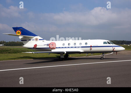 Kleine brogel, Belgio - Sep 13, 2014: belga air force falcon 20 vip aereo sulla pista di kleine-brogel airbase. Foto Stock