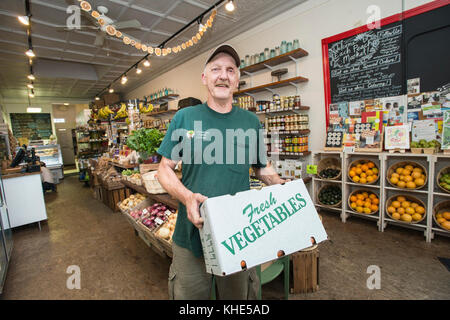 Tuscarora Organic Growers (TOG) conducenti Ray Smith si ferma per un momento durante una consegna di prodotti biologici ad ogni Peach Market a Washington, D.C., il Martedì 2 agosto 2016. Ogni Peach Market, fondato nel 2013, è un negozio di alimentari a servizio completo che fornisce prodotti, latticini, uova fresche, carne, birra e vino, cibi preparati e altro ancora a Washington, D.C., martedì 2 agosto 2016. Il personale è pronto e in grado di raccontare come e dove provengono i cibi e suggerire come preparare i pasti. Jeanelouise Conaway e Emily Freidberg co-possiedono il mercato, come dicono "…condividere il nostro amore per il buon cibo e il Foto Stock