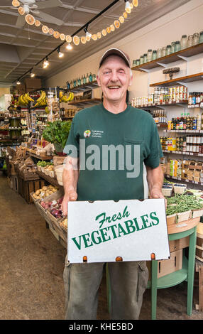 Tuscarora Organic Growers (TOG) conducenti Ray Smith si ferma per un momento durante una consegna di prodotti biologici ad ogni Peach Market a Washington, D.C., il Martedì 2 agosto 2016. Ogni Peach Market, fondato nel 2013, è un negozio di alimentari a servizio completo che fornisce prodotti, latticini, uova fresche, carne, birra e vino, cibi preparati e altro ancora a Washington, D.C., martedì 2 agosto 2016. Il personale è pronto e in grado di raccontare come e dove provengono i cibi e suggerire come preparare i pasti. Jeanelouise Conaway e Emily Freidberg co-possiedono il mercato, come dicono "…condividere il nostro amore per il buon cibo e il Foto Stock