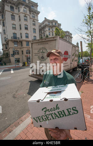 Tuscarora Organic Growers (TOG) conducenti Ray Smith si ferma per un momento durante una consegna di prodotti biologici ad ogni Peach Market a Washington, D.C., il Martedì 2 agosto 2016. Ogni Peach Market, fondato nel 2013, è un negozio di alimentari a servizio completo che fornisce prodotti, latticini, uova fresche, carne, birra e vino, cibi preparati e altro ancora a Washington, D.C., martedì 2 agosto 2016. Il personale è pronto e in grado di raccontare come e dove provengono i cibi e suggerire come preparare i pasti. Jeanelouise Conaway e Emily Freidberg co-possiedono il mercato, come dicono "…condividere il nostro amore per il buon cibo e il Foto Stock