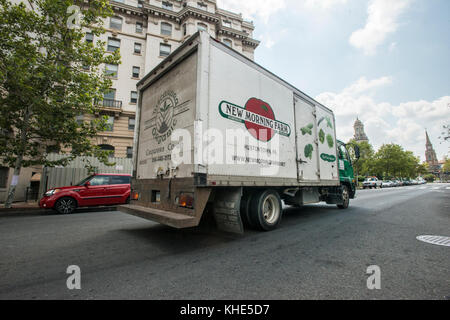 Tuscarora Organic Growers (TOG) driver Ray Smith e James Hall offrono prodotti biologici per i clienti nella zona di Washington D.C., martedì 2 agosto 2016. Il carrello è locato da Foto Stock