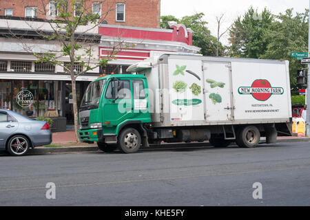 Tuscarora Organic Growers (TOG) affitta un camion da New Morning Farm per fornire prodotti ad ogni Peach Market nell'area metropolitana di Washington, D.C., martedì 2 agosto 2016. Il personale DI TOG, composto da 4 dipendenti a tempo pieno e fino a 18 dipendenti a tempo parziale, garantisce che ogni azienda riceva il 70-75% della vendita dei propri prodotti. Il saldo viene utilizzato per gestire la cooperativa e per effettuare consegne ai suoi mercati nell'area metropolitana di Baltimora-Washington. A partire dal 1988, Tuscarora conta attualmente 50 produttori-membri e genera circa 3.5 milioni di dollari di vendite annue. Le aziende agricole dei membri hanno una media di 5-15 acri, con il loro ma Foto Stock