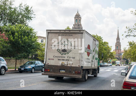 Tuscarora Organic Growers (TOG) affitta un camion da New Morning Farm per la consegna di prodotti all'area metropolitana di Washington, D.C., martedì 2 agosto 2016. Il personale DI TOG, composto da 4 dipendenti a tempo pieno e fino a 18 dipendenti a tempo parziale, garantisce che ogni azienda riceva il 70-75% della vendita dei propri prodotti. Il saldo viene utilizzato per gestire la cooperativa e per effettuare consegne ai suoi mercati nell'area metropolitana di Baltimora-Washington. A partire dal 1988, Tuscarora conta attualmente 50 produttori-membri e genera circa 3.5 milioni di dollari di vendite annue. Le aziende agricole dei membri si trovano in media su 5-15 acri, con i loro prodotti principali di pr Foto Stock