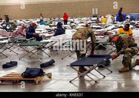 I soldati della Louisiana National Guard's 2228th Military Police Company, con sede ad Alessandria, hanno creato delle culle all'interno del Baton Rouge River Center a Baton Rouge, LOUISIANA, il 15 agosto 2016. Le inondazioni di Mmajor hanno spinto i residenti dalle loro case negli ultimi giorni. Guardsman qui sta inoltre assistendo la polizia di Stato della Louisiana con sicurezza. (STATI UNITI Army National Guard foto di SPC. Garrett L. Dipuma/RILASCIATO) Foto Stock