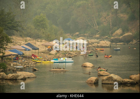 Le aree ricreative del lago Isabella rimangono attive e accessibili dal fumo proveniente dal fuoco di cedro nella Sequoia National Forest si sposta attraverso Kernville, California, sabato 20 agosto 2016. USDA Foto di Lance Cheung. Foto Stock
