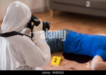 Criminalist fotografare corpo morto a scena del crimine Foto Stock