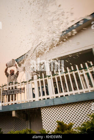 Steve Pough secchi di acqua sul arbusti che circonda la sua casa in Wofford Heights, vicino Kernville, CA dove il cedro il fuoco è a meno di un miglio di distanza, il 22 agosto 2016. Foto Stock