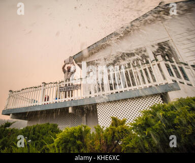 Steve Pough secchi di acqua sul arbusti che circonda la sua casa in Wofford Heights, vicino Kernville, CA dove il cedro il fuoco è a meno di un miglio di distanza, il 22 agosto 2016. Foto Stock