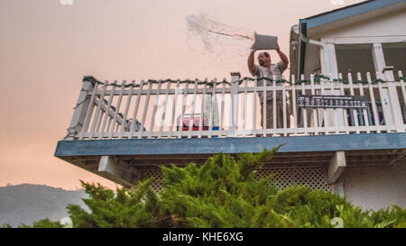 Steve Pough secchi di acqua sul arbusti che circonda la sua casa in Wofford Heights, vicino Kernville, CA dove il cedro il fuoco è a meno di un miglio di distanza, il 22 agosto 2016. Foto Stock
