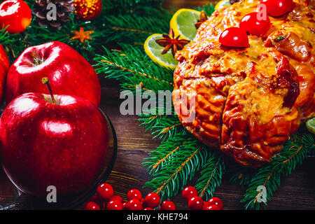 La Giornata del ringraziamento. tavola del Natale ora di cena con arrosti di carni rosse decorate in stile natale. il concetto di una vacanza con la famiglia. bella deliziosa fo Foto Stock