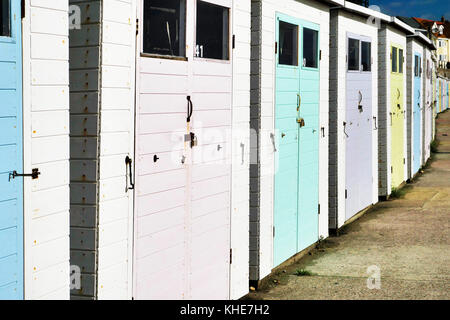 Fila di cabine sulla spiaggia, a Lyme Regis nel Dorset. Foto Stock