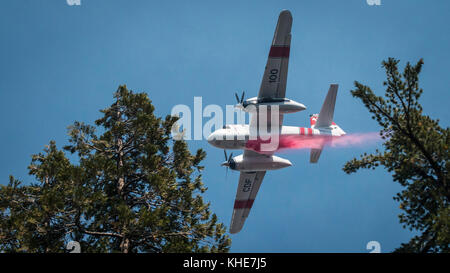 Il Cedar Fire antenna ritardante del fuoco e acqua operazioni sulla montagna nera negli Stati Uniti Del Dipartimento dell'agricoltura (USDA) Forest Service (FS) Sequoia National Forest, vicino a Alta Sierra, CA, Martedì, 23 agosto 2016. Foto Stock