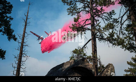 Il Cedar Fire antenna ritardante del fuoco e acqua operazioni sulla montagna nera negli Stati Uniti Del Dipartimento dell'agricoltura (USDA) Forest Service (FS) Sequoia National Forest, vicino a Alta Sierra, CA, Martedì, 23 agosto 2016. Foto Stock