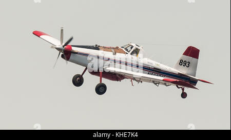 Il Cedar Fire osservazione aerea, ritardante di fiamma e operazioni di acqua sulla montagna nera negli Stati Uniti Del Dipartimento dell'agricoltura (USDA) Forest Service (FS) Sequoia National Forest, vicino a Alta Sierra, CA, Martedì, 23 agosto 2016. Foto Stock