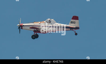 Il Cedar Fire osservazione aerea, ritardante di fiamma e operazioni di acqua sulla montagna nera negli Stati Uniti Del Dipartimento dell'agricoltura (USDA) Forest Service (FS) Sequoia National Forest, vicino a Alta Sierra, CA, Martedì, 23 agosto 2016. Foto Stock