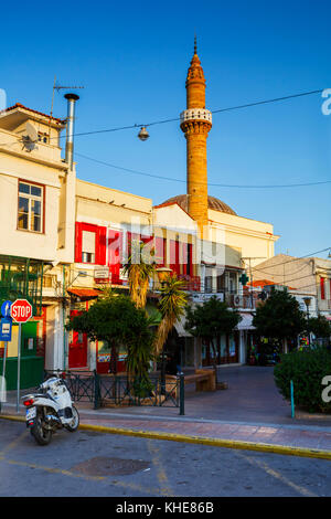 Moschea turca e negozi nel centro della città di Chios town. Foto Stock