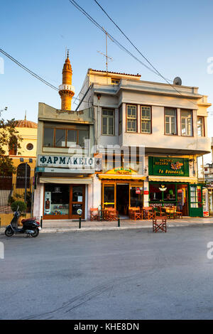 Moschea turca e negozi nel centro della città di Chios town. Foto Stock