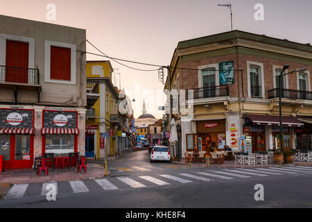 Negozi nel centro della città di Chios town e moschea turca in background. Foto Stock